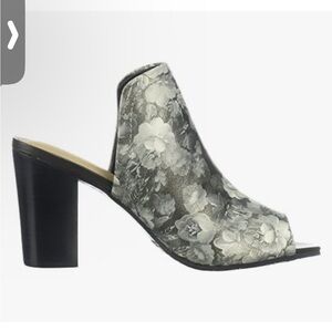 New in Box Sbicca Estela Grey Floral Stacked‎ Heels Open Toe Mule Sz 8